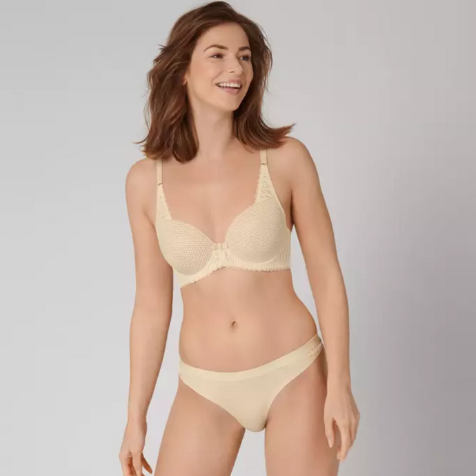 A picture of a model wearing the Aura Spotlight Bra and Thong in Creamy Dream. 