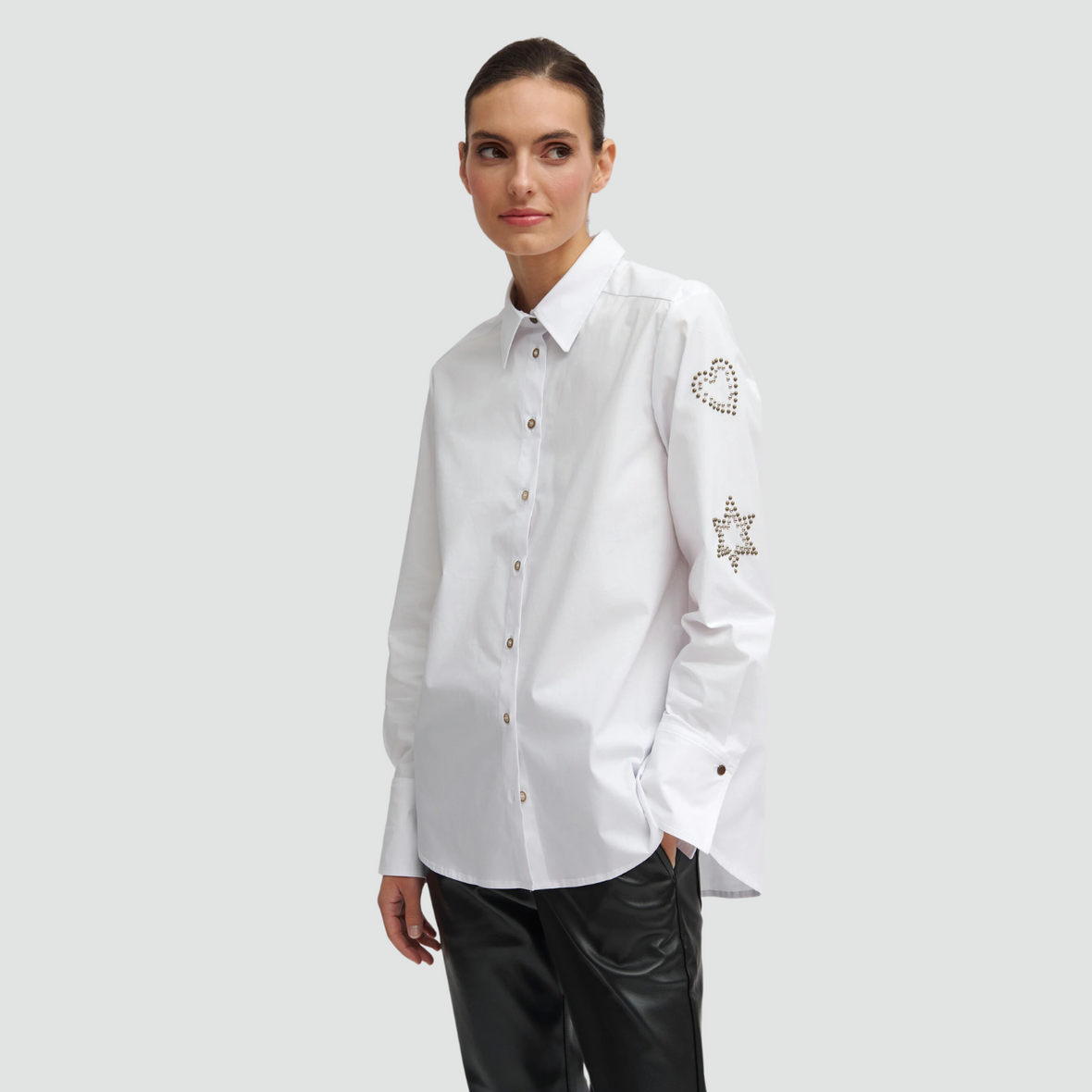 female model wearing tinta shirt in white colour 