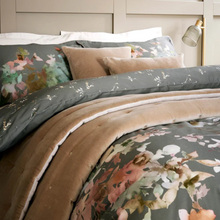 Load image into Gallery viewer, Close up of Duvet Set 
