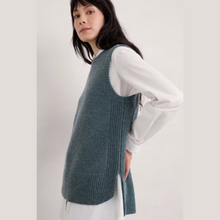 Load image into Gallery viewer, Side view of vest on model 
