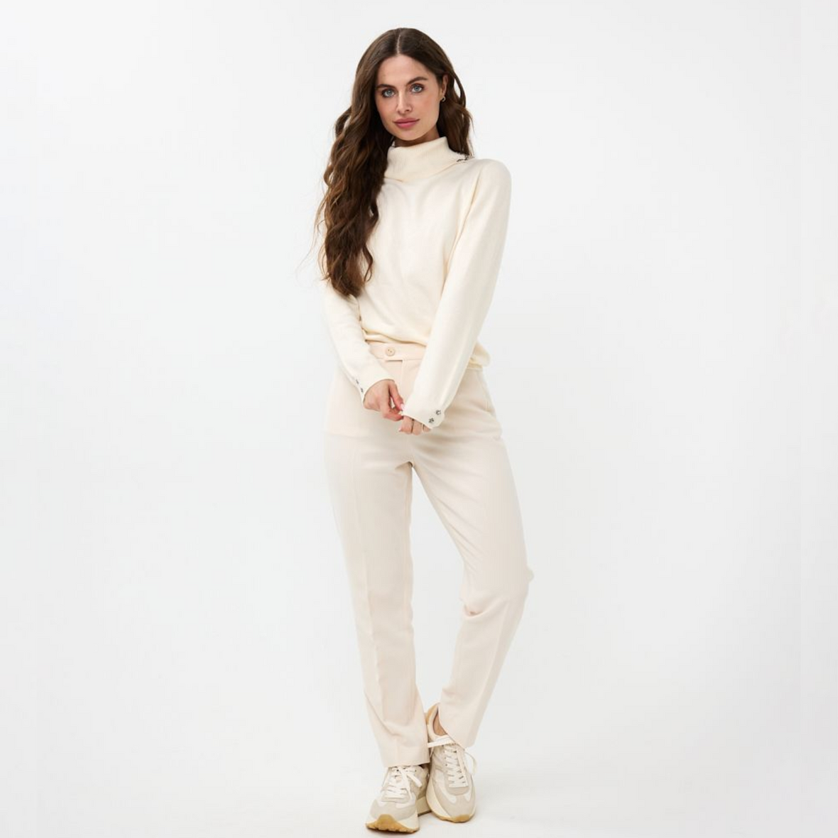 female model wearing esqualo chinos in beige colour 