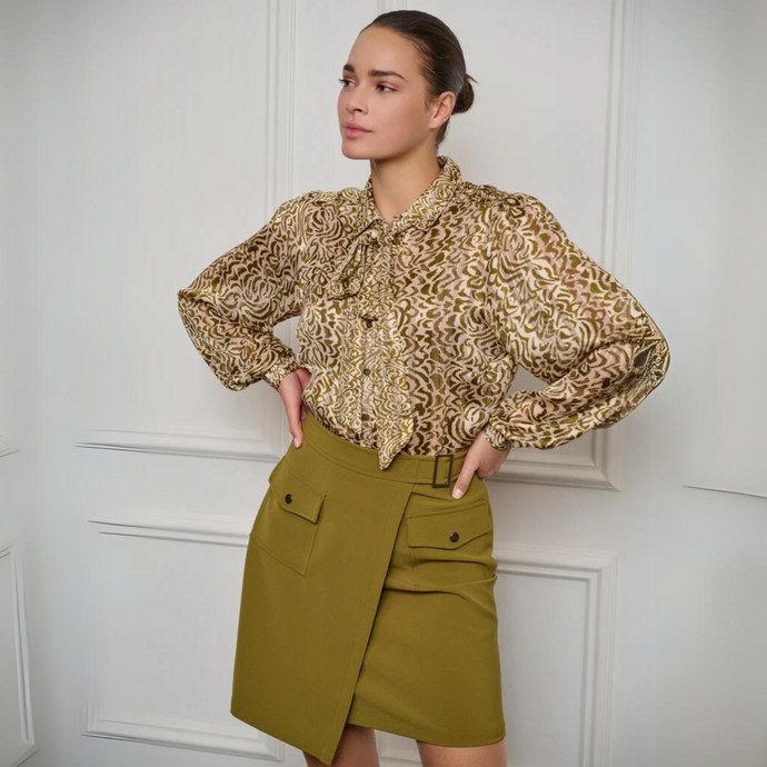 female model wearing esqualo blouse with hands on hips