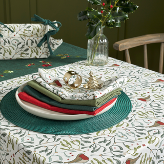 Table cloth with full setting 